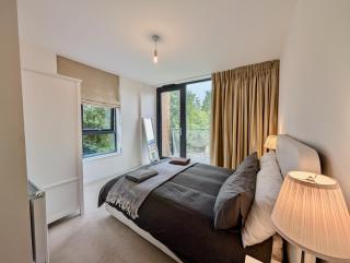 Spacious and Luxury 2 bed 2 bath Just 5 minutes walk from the underground - 3