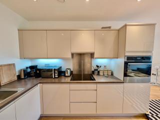 Spacious and Luxury 2 bed 2 bath Just 5 minutes walk from the underground - 4