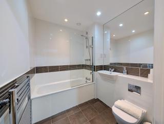 Spacious and Luxury 2 bed 2 bath Just 5 minutes walk from the underground - 2
