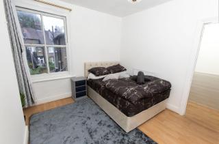 Modern 3-Bed Home - Free Parking -12 min to Central London - 9