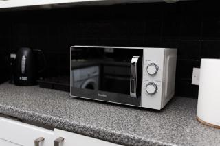 Modern 3-Bed Home - Free Parking -12 min to Central London - 8