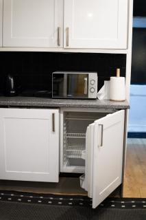 Modern 3-Bed Home - Free Parking -12 min to Central London - 7