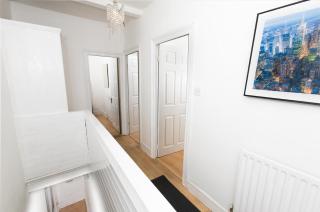 Modern 3-Bed Home - Free Parking -12 min to Central London - 1