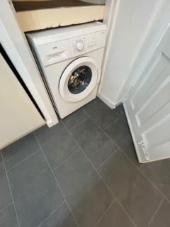 Hale Barnes- Luxury 3BDR Home, Driveway, Garden - 3