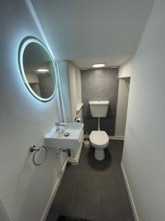 Hale Barnes- Luxury 3BDR Home, Driveway, Garden - 1