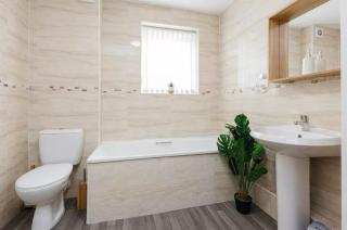 Oxheys Stays - Sleeps 7 - Home from Home - 6