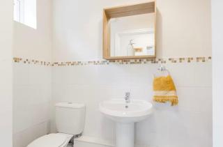 Oxheys Stays - Sleeps 7 - Home from Home - 4