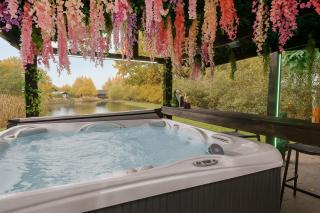 Oakwood Lodges with Hot tubs York - 8