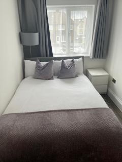 Double Guest Room 40 minutes from Central London - 8
