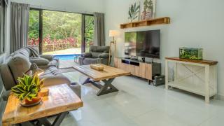 Modern Retreat In The Rainforest With River Access - Tortugal - 5