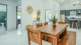 Modern Retreat In The Rainforest With River Access - Tortugal - 3