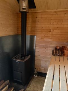 Charming cabin by the sea in Lofoten - 2