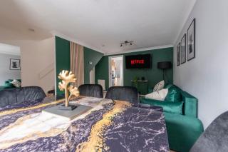 Emerald Retreat, Sleeps 7, Parking, TV , Garden - 9