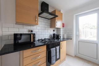 Emerald Retreat, Sleeps 7, Parking, TV , Garden - 8