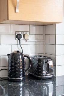 Emerald Retreat, Sleeps 7, Parking, TV , Garden - 5