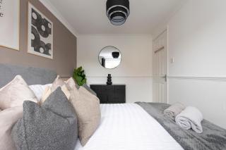 Emerald Retreat, Sleeps 7, Parking, TV , Garden - 4