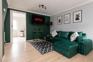 Emerald Retreat, Sleeps 7, Parking, TV , Garden - 1