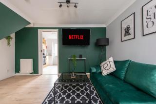 Emerald Retreat, Sleeps 7, Free Parking, Garden, Near Excel & London City Airport, Garden - 1