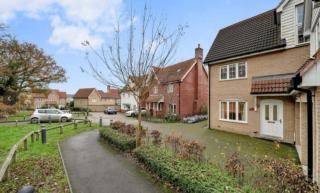 Spacious 6-Bed Detached Home in Chigwell - 9