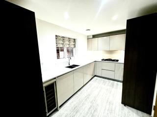 Spacious 6-Bed Detached Home in Chigwell - 8