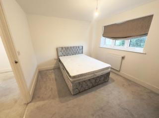 Spacious 6-Bed Detached Home in Chigwell - 7