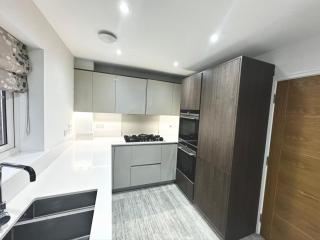 Spacious 6-Bed Detached Home in Chigwell - 3