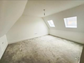 Spacious 6-Bed Detached Home in Chigwell - 2