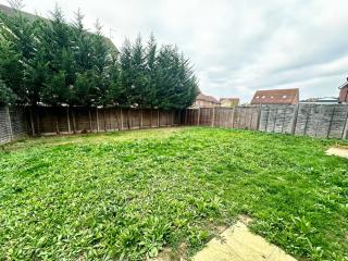 Spacious 6-Bed Detached Home in Chigwell - 1