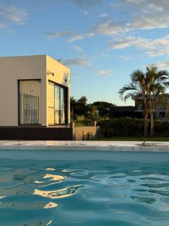 Casa con Piscina sobre Laguna Brava - Tranquilidad y Naturaleza en Barrio Privado - 8