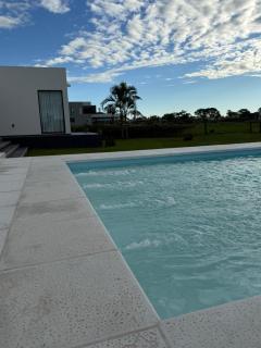 Casa con Piscina sobre Laguna Brava - Tranquilidad y Naturaleza en Barrio Privado - 4