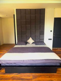 Crown plaza hotel and cafe - 7