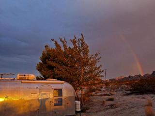 Cabañas de mitad de siglo a unos minutos del parque nacional de Joshua Tree. - 8