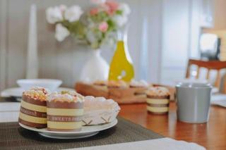 Victorian studio w/ 65" TV & Juliet balcony - 6