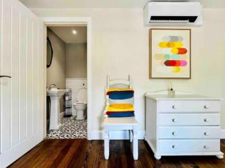 Victorian studio w/ 65" TV & Juliet balcony - 2