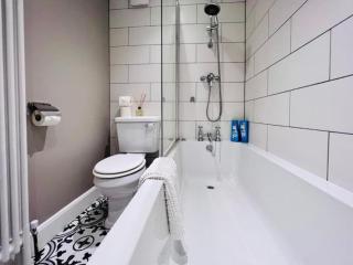 Victorian studio w/ 65" TV & Juliet balcony - 4