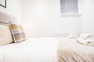 The Dashwood Suite - 2BR Modern Apt with Stylish Design Decor, Free Secure Underground Parking & 50" Smart TV - 3