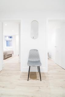 The Dashwood Suite - 2BR Modern Apt with Stylish Design Decor, Free Secure Underground Parking & 50" Smart TV - 2