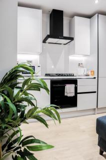 The Dashwood Suite - 2BR Modern Apt with Stylish Design Decor, Free Secure Underground Parking & 50" Smart TV - 4