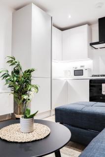 The Dashwood Suite - 2BR Modern Apt with Stylish Design Decor, Free Secure Underground Parking & 50" Smart TV - 1