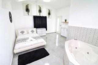 אגם בגליל - וילה ו-3 סוויטות עם בריכה מחוממת בעבדון - 1