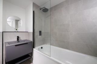 Joyful Group - Warm 2 Bed Ensuite Apartment near Manchester City Centre and Old Trafford - 7