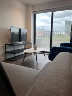 Joyful Group - Stylish 2 Bedroom Duplex with Sofa Bed in Salford M5 - 0