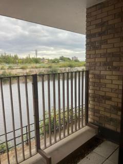 Joyful Group - Stylish 2 Bedroom Duplex with Sofa Bed in Salford M5 - 9