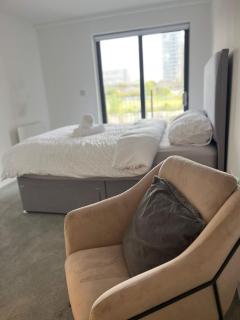 Joyful Group - Stylish 2 Bedroom Duplex with Sofa Bed in Salford M5 - 8