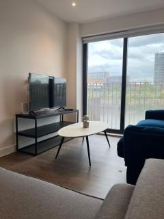 Joyful Group - Stylish 2 Bedroom Duplex with Sofa Bed in Salford M5 - 3