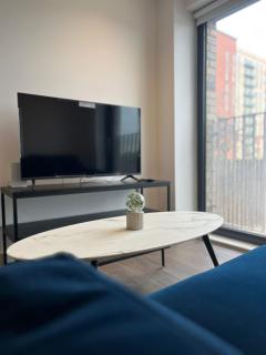 Joyful Group - Stylish 2 Bedroom Duplex with Sofa Bed in Salford M5 - 2