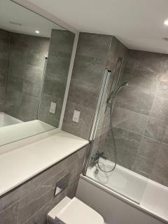 Joyful Group - Stylish 2 Bedroom Duplex with Sofa Bed in Salford M5 - 1