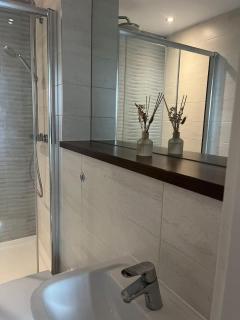 Joyful Group - Stylish 2BR City Retreat on Regent Road - 8