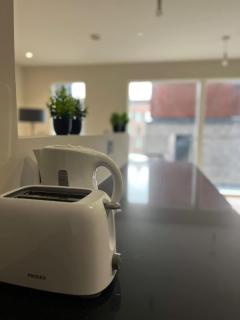 Joyful Group - Stylish 2BR City Retreat on Regent Road - 2