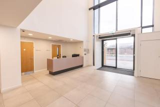 2 bed ensuite with fantastic night view and Old Trafford Stadium - 3